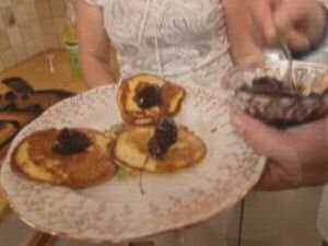 Kleine, dikke gistpannenkoeken met confituur geserveerd uit SOS Piet